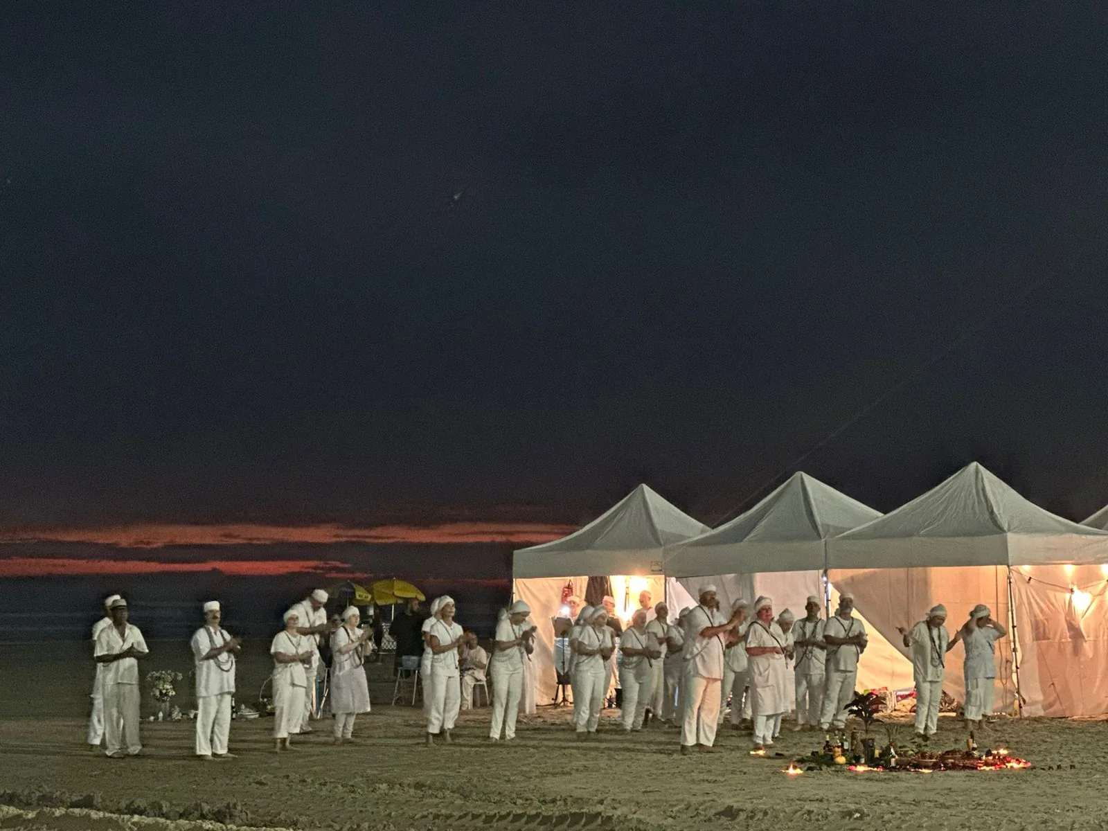 Celebração religiosa na praia durante a Festa de Iemanjá