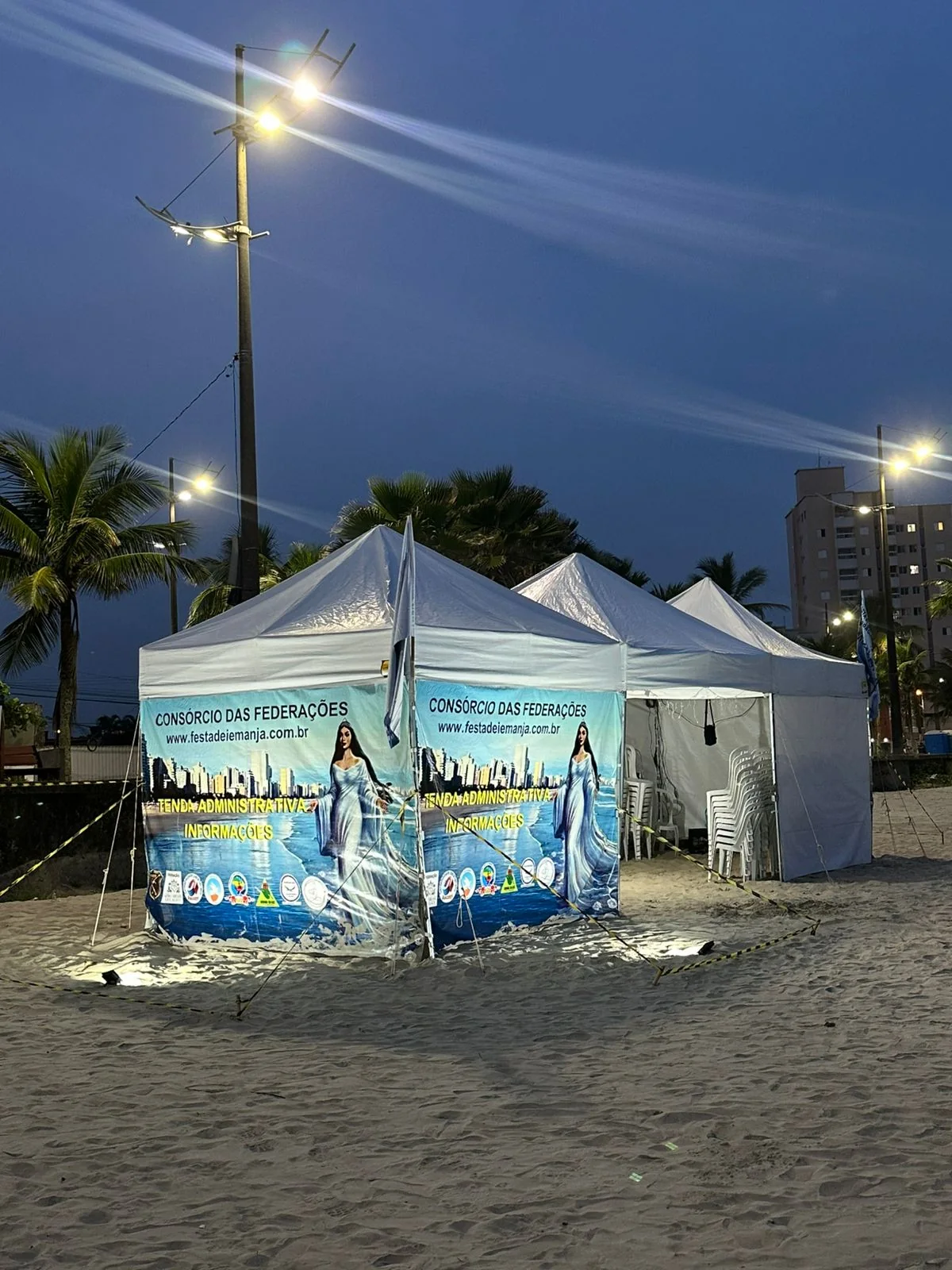 Estrutura da tenda administrativa durante a organização do evento