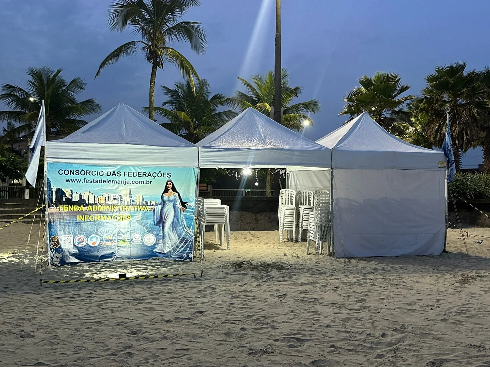 Tenda administrativa e estrutura montada na praia