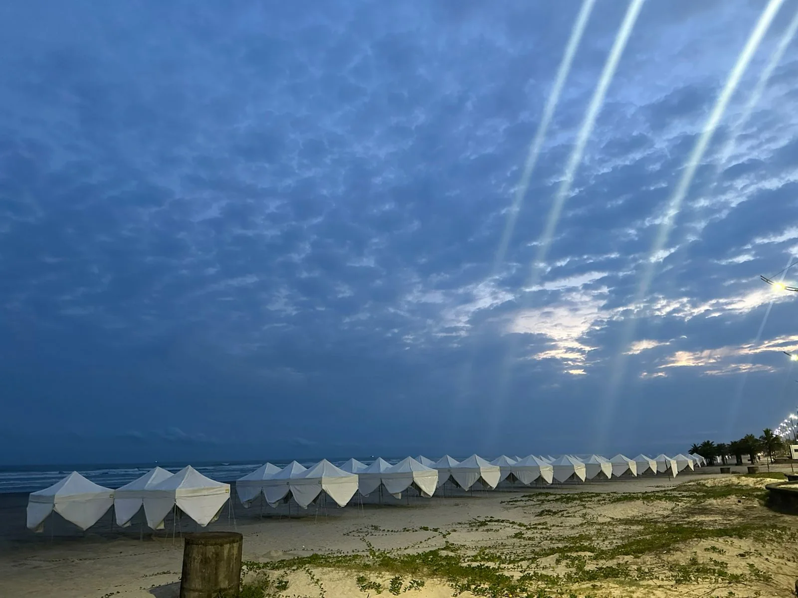 Tendas organizadas na praia para a Festa de Iemanjá em Praia Grande